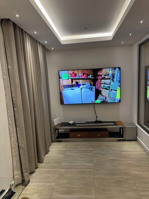 럭셔리 아파트, 침실 2개, 반려동물 동반 가능, 마당 전망 | 거실 공간