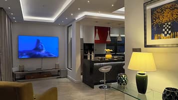 Luksushuoneisto, 2 makuuhuonetta, lemmikit sallittu, näköala pihalle | Tallelokero huoneessa, työpöytä