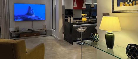 خزنة داخل الغرفة ومكتب ومساحة عمل للكمبيوتر المحمول وستائر تعتيم