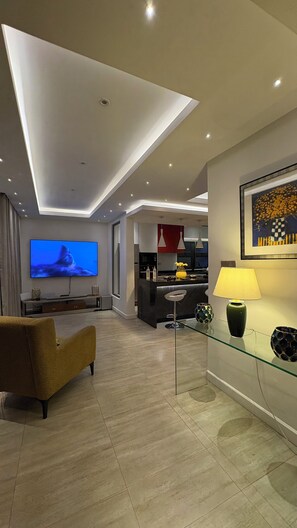 Caja de seguridad en la habitación y escritorio 