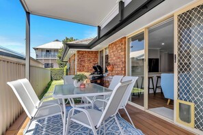 Outdoor dining - Seacliff Haus Walk to Beach Jetty and Local Dining (South Brighton)