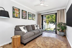 Living area - Seacliff Haus Walk to Beach Jetty and Local Dining (South Brighton)