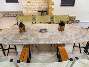 Outdoor dining - Traditional forest villa with big terrace and a spacious yard near Sani beach (chalkidiki)