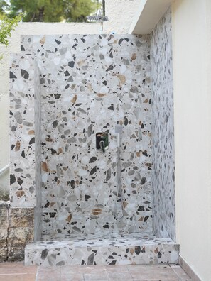 Shower, hair dryer, towels, soap - Traditional forest villa with big terrace and a spacious yard near Sani beach (chalkidiki)