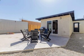 Outdoor dining - Soorya Main House Central 3BD 2BA (Tucson)