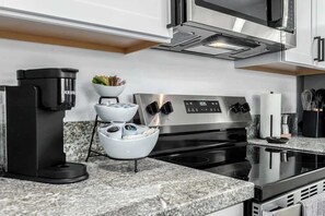 Fridge, microwave, oven, stovetop - Soorya Hacienda 5 Bed 4 bath and Close to UofA (Tucson)