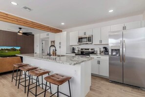 Fridge, microwave, oven, stovetop - Soorya Hacienda 5 Bed 4 bath and Close to UofA (Tucson)