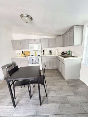 Fridge, microwave, oven, coffee/tea maker - Casa Jay Centrally Located (Tucson)