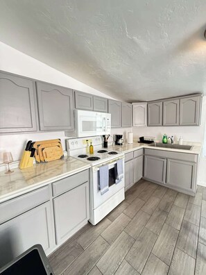 Fridge, microwave, oven, coffee/tea maker - Casa Jay Centrally Located (Tucson)