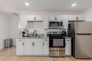 Geladeira, micro-ondas, fogão, cooktop