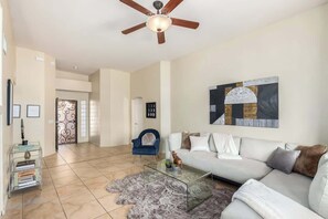 TV, offices - La Palmera- Foothills Mountian Views  Pool (Tucson)