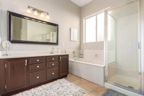 Shower, hair dryer, towels - La Palmera- Foothills Mountian Views  Pool (Tucson)