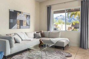 TV, offices - La Palmera- Foothills Mountian Views  Pool (Tucson)