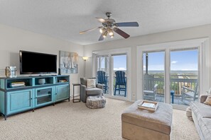 Living area - Beachfront Bliss- 2 BDR/2 Bath- Sleeps 6 (Carolina Beach)