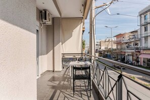 Outdoor dining - Warm modern apartment (Pireas)