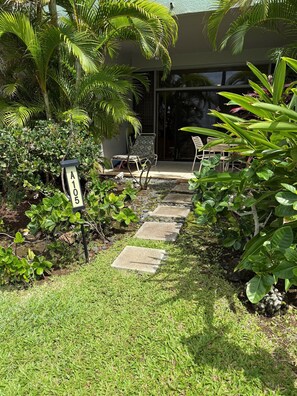 Exterior detail - Walk out to a secluded beach, sea turtles and Maui sunsets - Oceanfront condo (Lahaina)