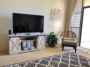 Interior - Walk out to a secluded beach, sea turtles and Maui sunsets - Oceanfront condo (Lahaina)