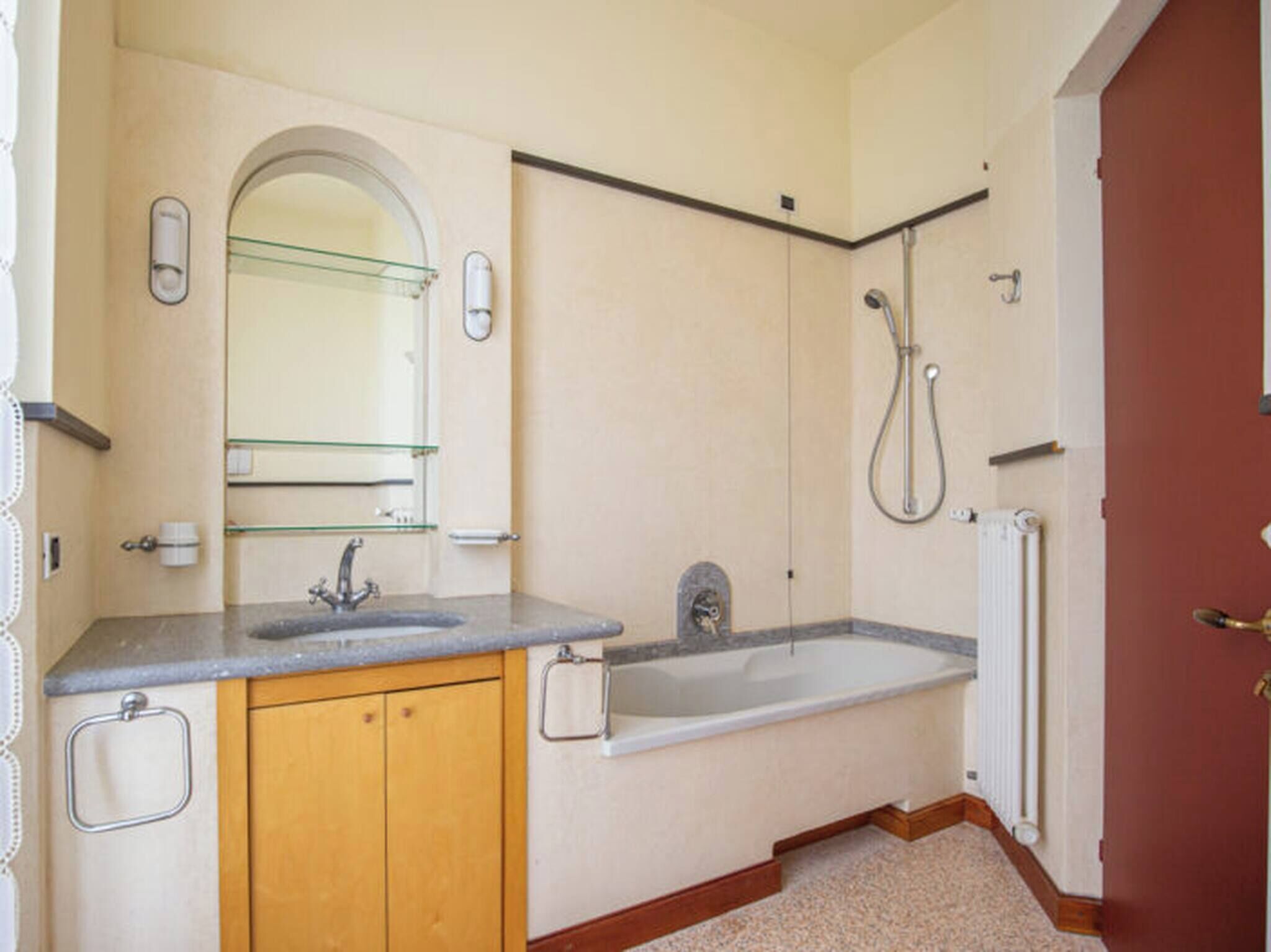Douche, sèche-cheveux, serviettes fournies