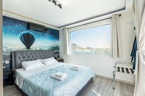 Tabla de planchar con plancha, wifi, ropa de cama
