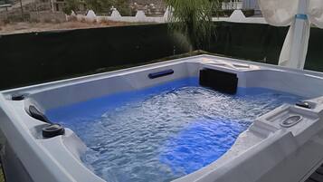 Tina de hidromasaje al aire libre