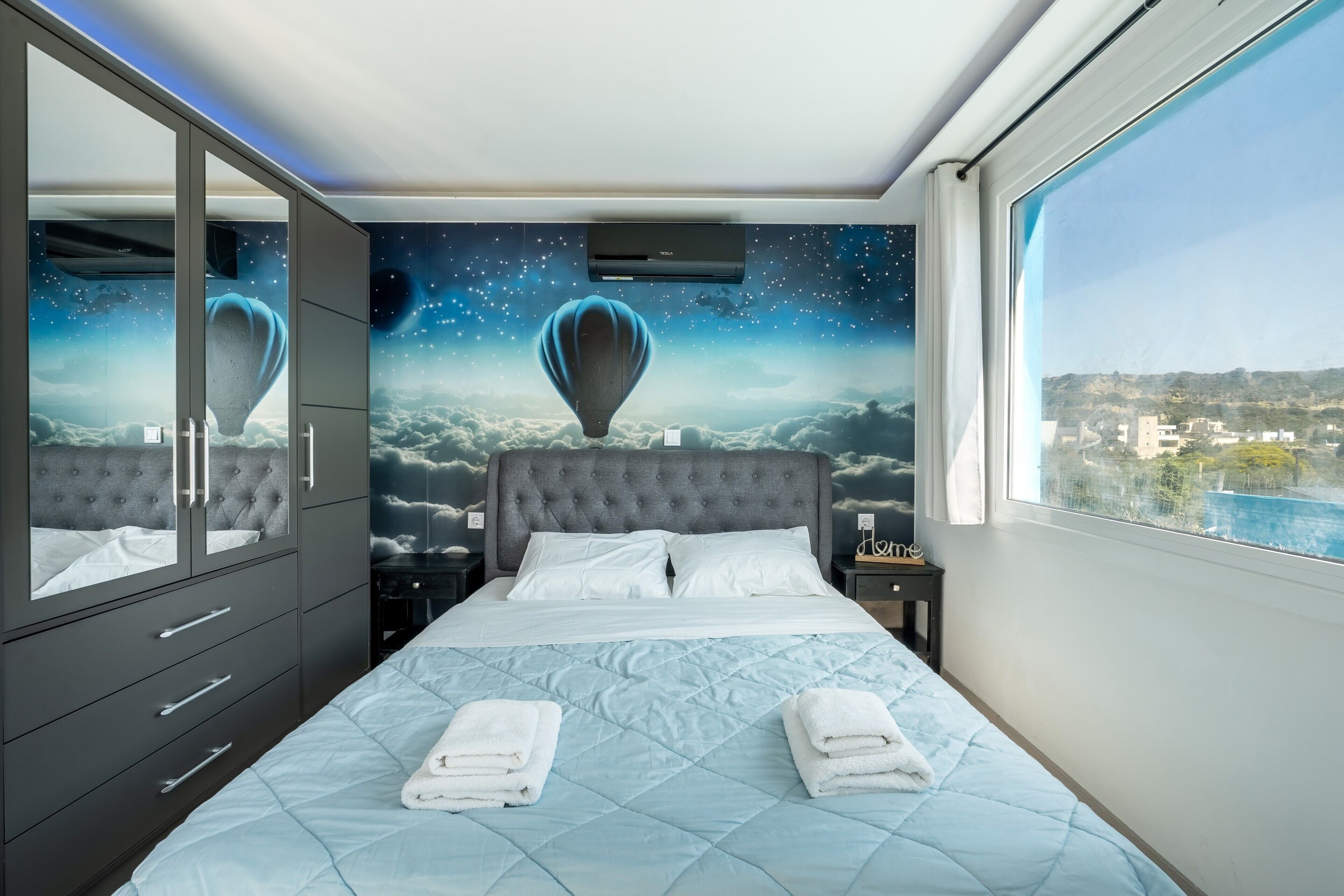 Tabla de planchar con plancha, wifi y ropa de cama 