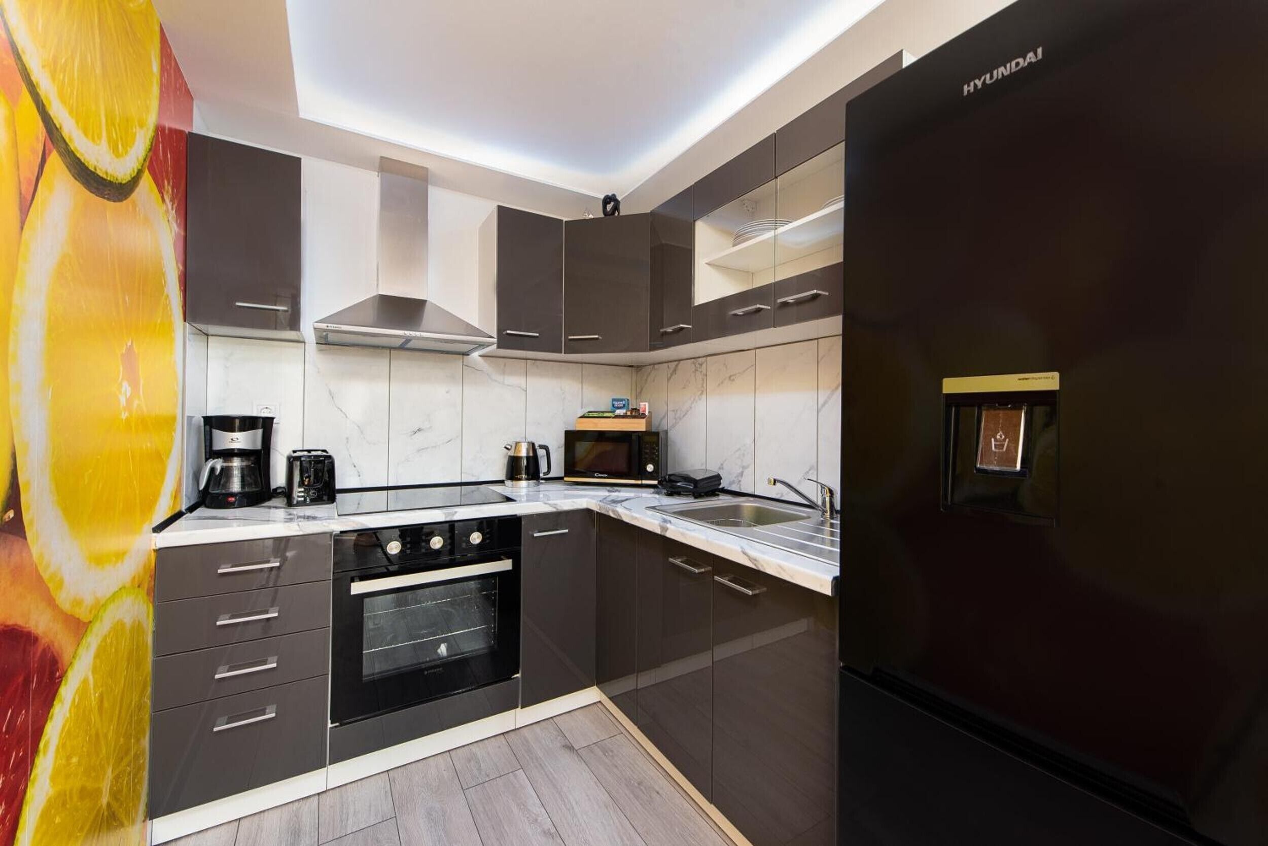 Réfrigérateur, micro-ondes, four, plaque de cuisson