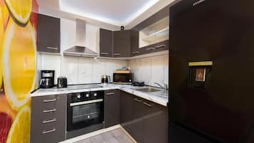 Réfrigérateur, micro-ondes, four, plaque de cuisson