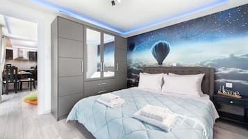 Een strijkplank/strijkijzer, wifi, beddengoed