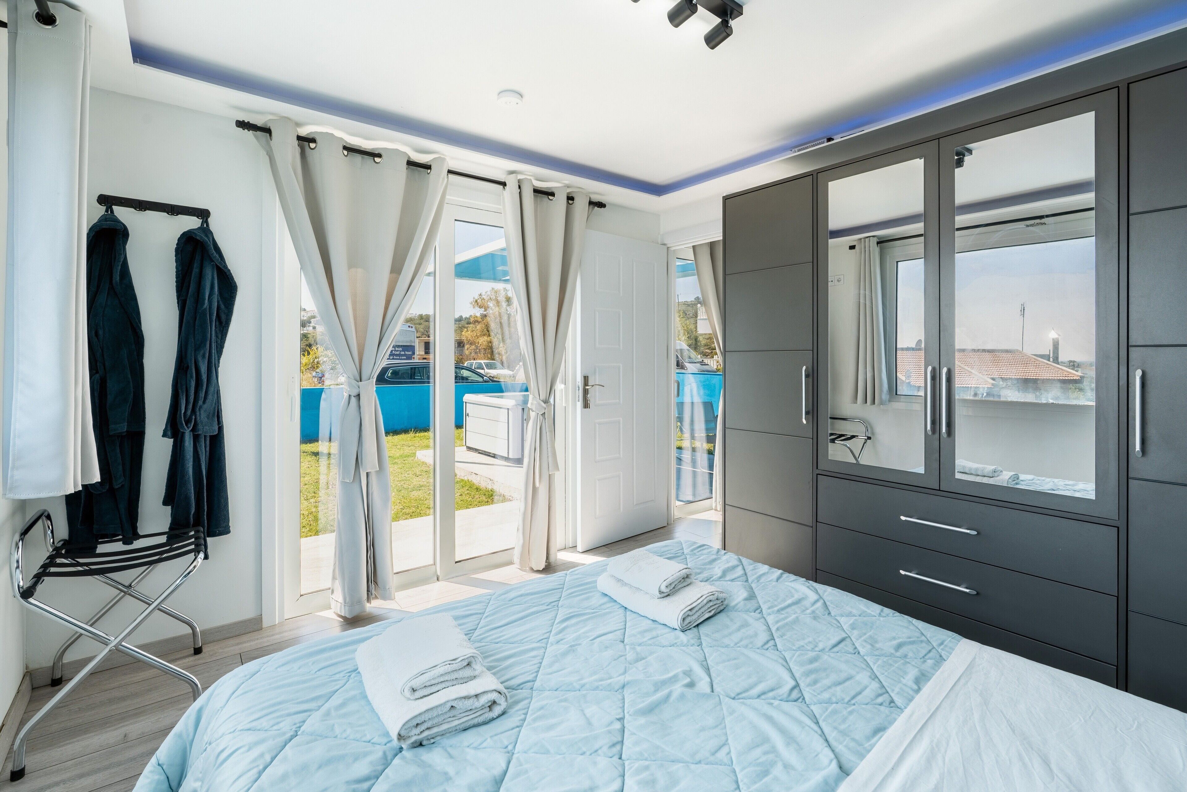 Planxa i posts de planxar, wifi i roba de llit 