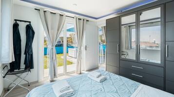 Planxa i posts de planxar, wifi i roba de llit