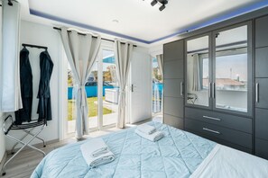 Tabla de planchar con plancha, wifi, ropa de cama