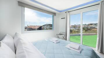 Een strijkplank/strijkijzer, wifi, beddengoed