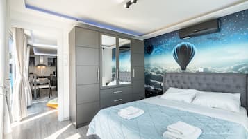 Planxa i posts de planxar, wifi i roba de llit