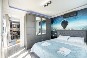 Een strijkplank/strijkijzer, wifi, beddengoed