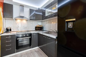 Een koelkast, een magnetron, een oven, een kookplaat