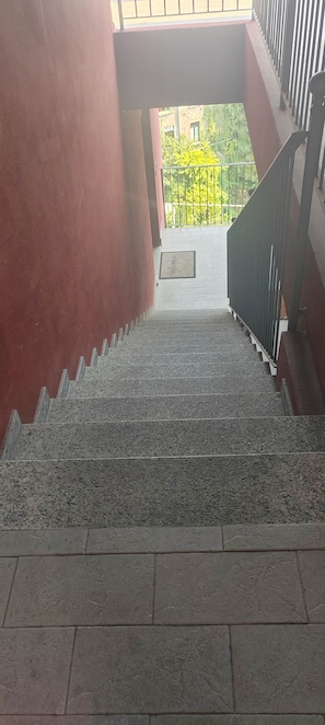 A staircase leading to a balcony with a metal railing. - Window on Lake Como - Argegno (Argegno)