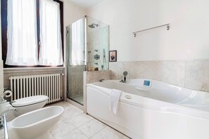 Shower, hair dryer, towels - Villa Citriodora  Cernobbio (Cernobbio)