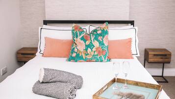 Iron/ironing board, Internet, bed sheets