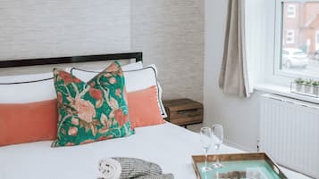 Iron/ironing board, internet, bed sheets