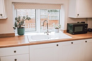 Private kitchen - Herriot’s Hideaway – Relax, Explore, Unwind (Thirsk)