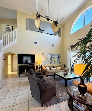 TV - Spacious 5-bedroom sunset villa west-faced pool area at the waterfront (Cape Coral)