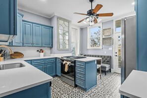 Private kitchen - The Darcy Victorian Home - Walk to Downtown, Grill, Large Dining (Hot Springs)