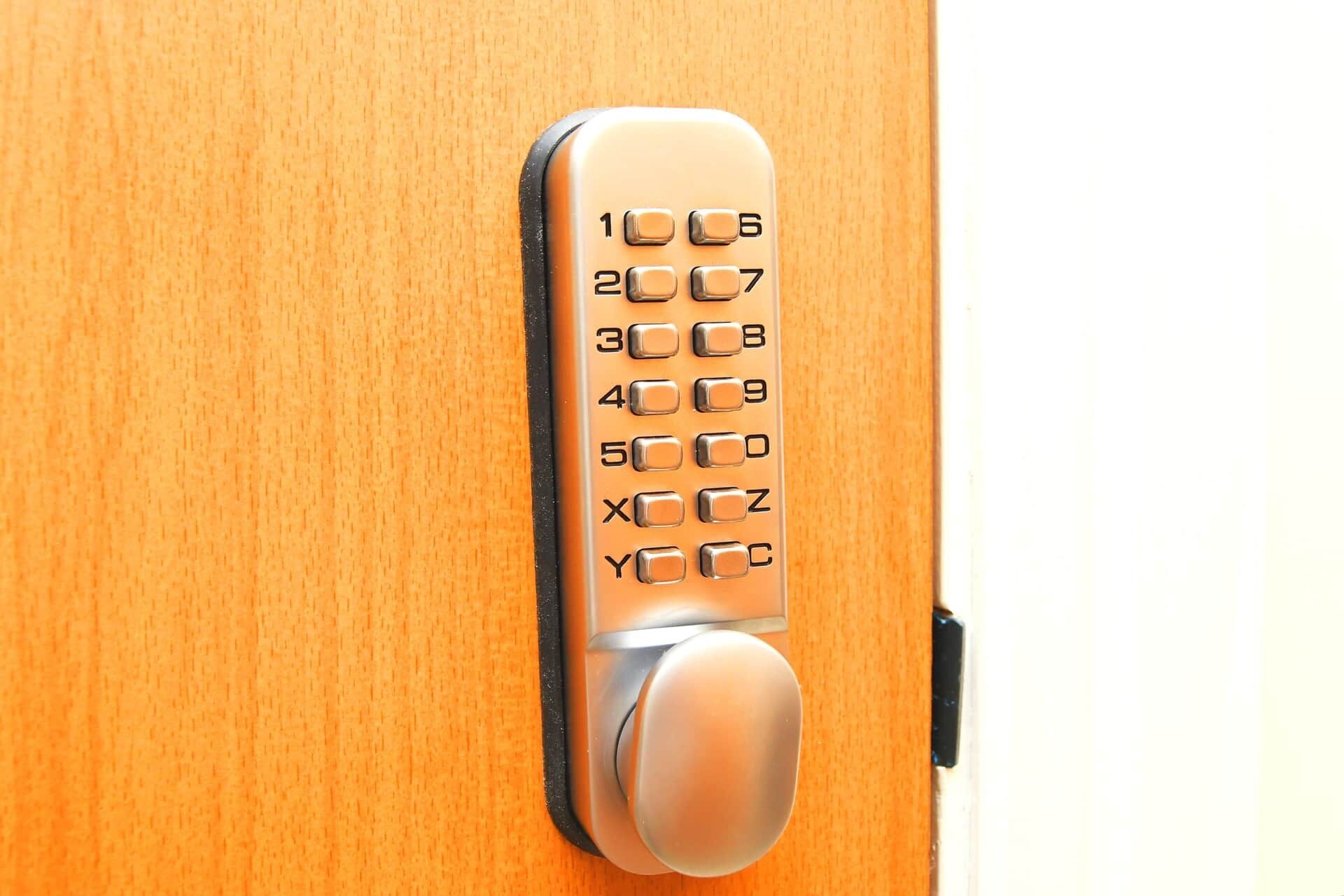 Een deur met een numeriek keypad-slot.