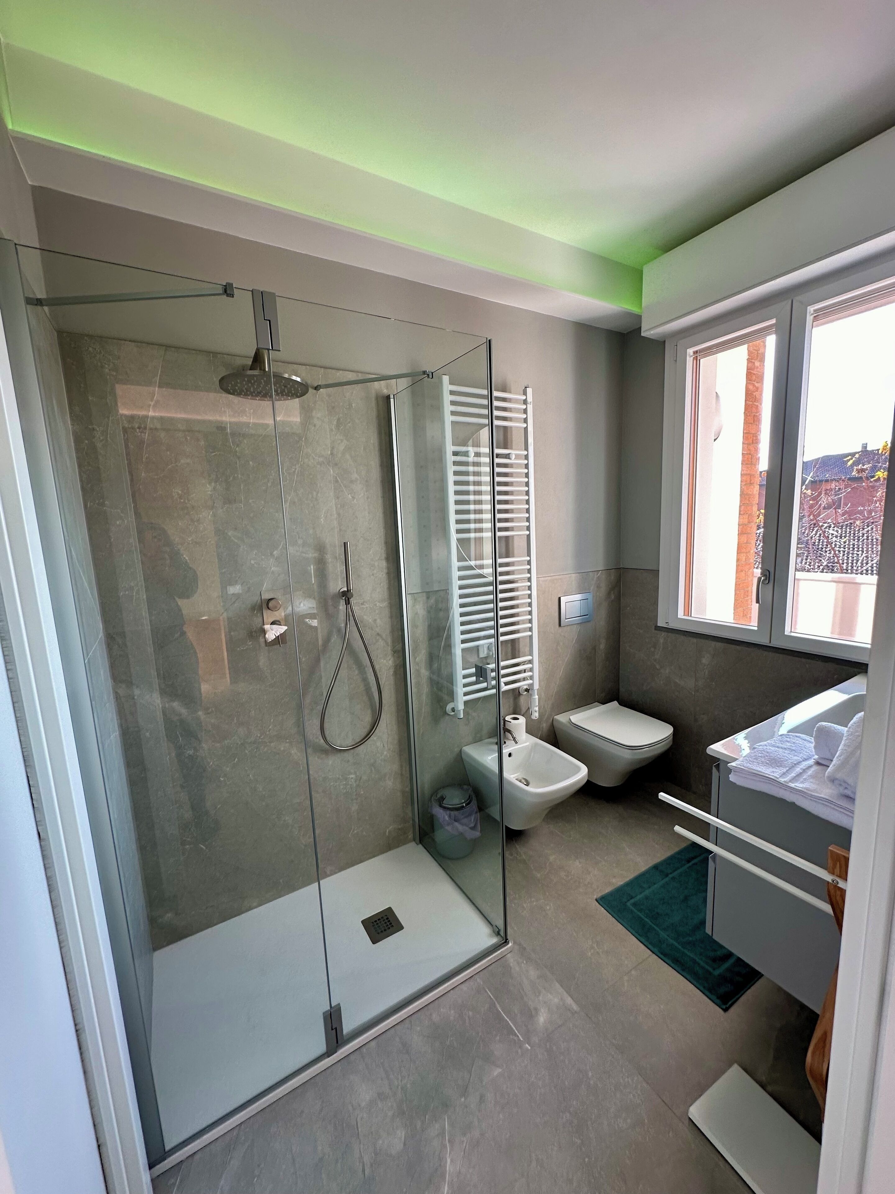 Doccia, vasca idromassaggio, asciugacapelli, bidet