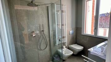 Doccia, vasca idromassaggio, asciugacapelli, bidet