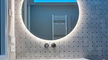 Doccia, vasca idromassaggio, asciugacapelli, bidet