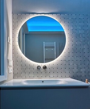 Doccia, vasca idromassaggio, asciugacapelli, bidet