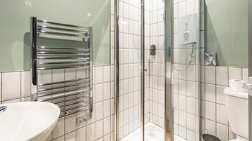 Douche, sèche-cheveux, serviettes fournies, savon