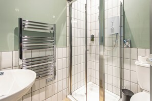 Douche, sèche-cheveux, serviettes fournies, savon