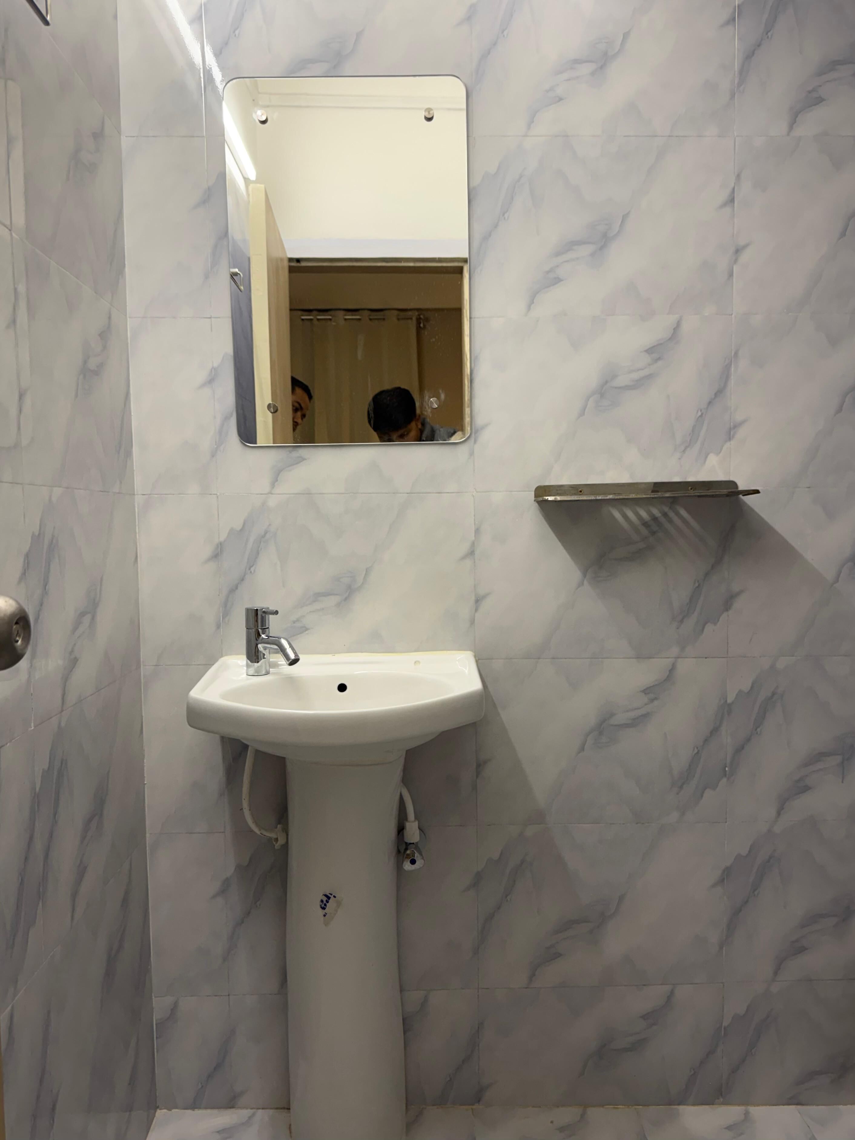 Deluxe Single Room | Bathroom | Shower, slippers